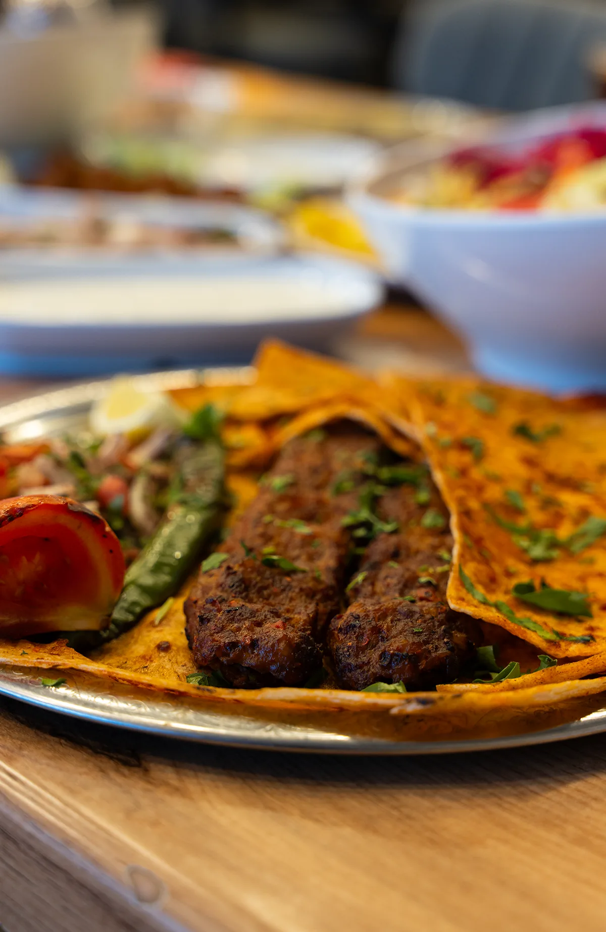 Maysos sofrasından ızgara kebap ve lahmacun sunumu